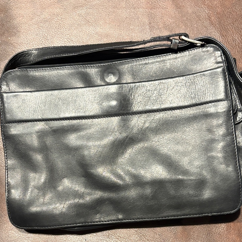 Sleek Black Leather Men's Bag